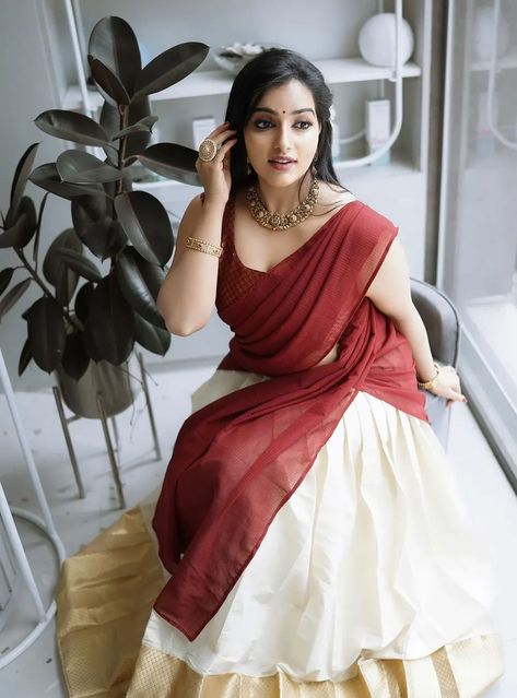 Malavika Menon in Half Saree: A Stunning Display of Traditional Elegance Kerala Skirt Blouse Designs, Kerala Style Dress For Women, White Half Saree South Indian, Kerala Clothes, Kerala Davani Set, Half Saree Kerala Style, Onam Half Saree, Onam Look For Women, Davani Half Saree Kerala