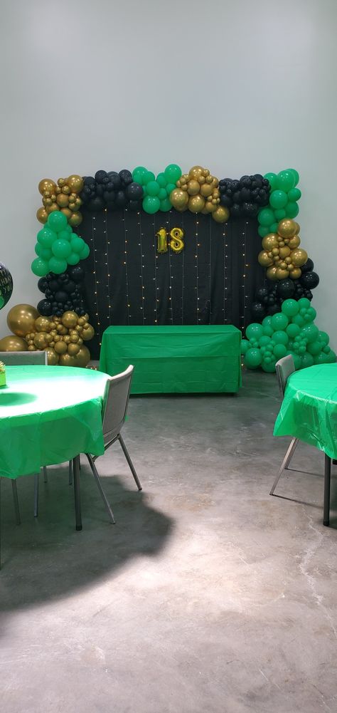 Grad Party Theme, Birthday Sleepover Ideas, Cabin Trip, Gold Backdrop, Gold Party Decorations, Grad Party, Gold Decor, Grad Parties, Black Decor