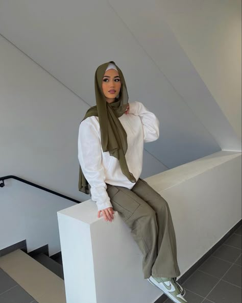 Hijabi Pants Outfits, Hijabi Girl Outfit Ideas, Muslimah Aesthetic Outfit, Outfit For Fat Belly Women, Hijabi College Outfits, Hijab School Outfit, Sage Green Hijab, Hijab Outfit Ideas Summer, Hijab Friendly Outfits