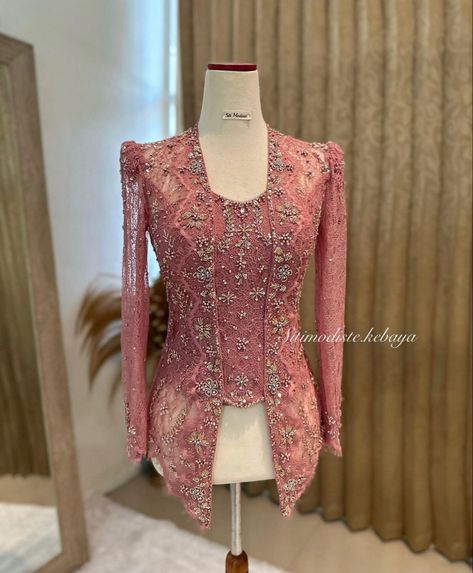 Kebaya Rose Gold Hijab, Kebaya Dusty Pink, Kebaya Rose Gold, Engagement Dress For Girl, Kutu Baru Modern, Kebaya Wisuda Hijab, Model Kebaya Wisuda, Kebaya Tulle, Model Dress Kebaya