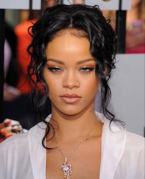 Rihanna Curly Hair, Rihanna Face, Celeb Icons, Rihanna Makeup, Black Wedding Hairstyles, Rihanna Outfits, Rihanna Looks, Rihanna Riri, Celebrity Makeup Looks