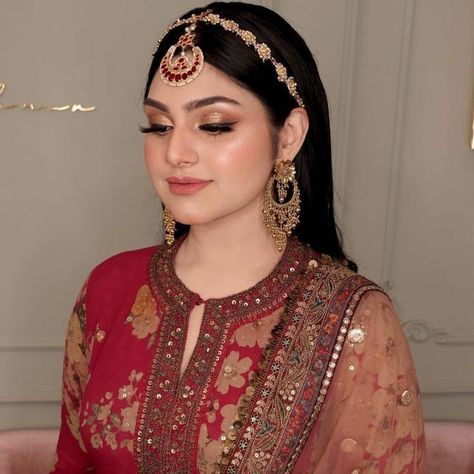 Maroon Saree Makeup Look, Makeup With Maroon Dress, Maroon Dress Makeup, Saree Makeup Look, Function Dress, Affan Waheed, Maroon Saree, Function Dresses, Classic Dresses