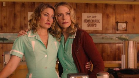 Shelly and Norma | Twin Peaks (2017) Twin Peaks 2017, Twin Peaks Season 3, Peggy Lipton, 60s Tv Shows, Sherilyn Fenn, Love Twins, Maroon Cardigan, Laura Palmer, Le Duo