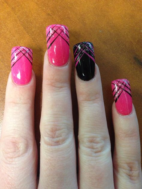 Square Round Gel Nails, Black And Pink Gel Nail Designs, Birthday Fingernail Designs, Pink Black Nails Designs, Black Pink Nails Designs, Pink And Black Nails Design, Pink And Black Nails Acrylic, Black With Pink Accent Nail, Black And Pink Dip Nails