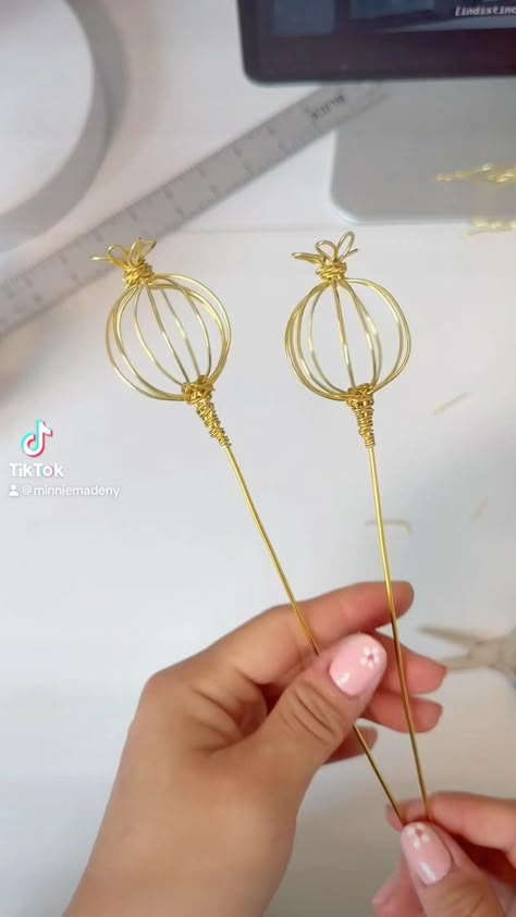 Wire Poppy Flower, Wire Flower Centerpiece, Wire Art Diy Craft Ideas Tutorials, Wire Dipped Flowers, Copper Wire Flowers Diy, Gold Wire Art, Make Wire Flowers, Floral Wire Crafts Diy, How To Make Wire Flowers Tutorials