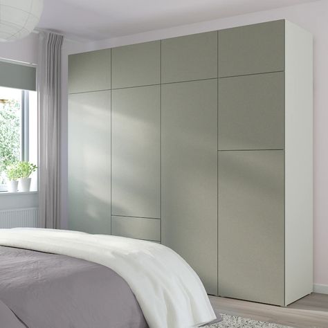 PLATSA Wardrobe with 9 doors+3 drawers - white/Klubbukt grey-green - IKEA Switzerland Platsa Ikea Bedroom, Ikea Platsa Wardrobe, Entrance Wardrobe, Armoire Ikea, Tidy Bedroom, Wardrobe Wall, Recycled Door, Armoire D'angle, Bedroom Built In Wardrobe