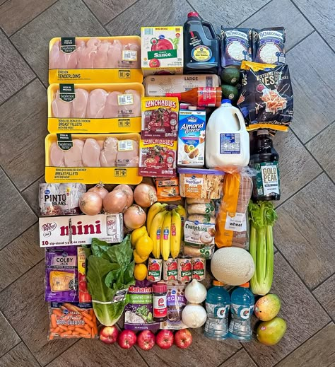 🛒 WEEKLY GROCERY HAUL + MEAL PLAN 🛒 Hey, I’m Alli! Every week I share what I buy at the grocery store that feeds my family of 4 for the week. This trip covers all meals and snacks for the next 7 days (we will eat one dinner out for my bday) My kids are 13 and 10 and we live in San Diego. For the first time in 10 weeks, I was over budget coming in at $161.62. But, I was only about $10 over and this was because I grabbed a few unplanned things for my daughter who is home sick today. My free... Grocery Store Snacks, Groceries Aesthetic, Healthy Grocery Haul, Healthy Grocery Shopping, Easy College Meals, Grocery Supermarket, Almond Breeze, Weekly Grocery, Food Motivation