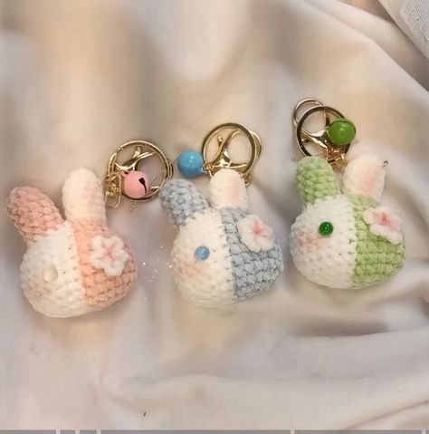 Small Gift For Friends, Crochet Diy Tutorial, Crochet Fairy, Easy Crochet Animals, Crochet Tutorial Pattern, Bear Keychain, Quick Crochet Patterns, Pola Amigurumi, Crochet Keychain Pattern