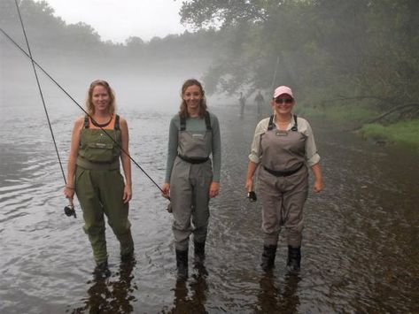 Best Women’s Fly Fishing Gear Fly Fishing Girls, Fishing Outfit, Fishing Basics, Fishing Waders, Fly Fishing Tips, Fly Fishing Gear, Fly Fisherman, Fishing Techniques, Fishing Women