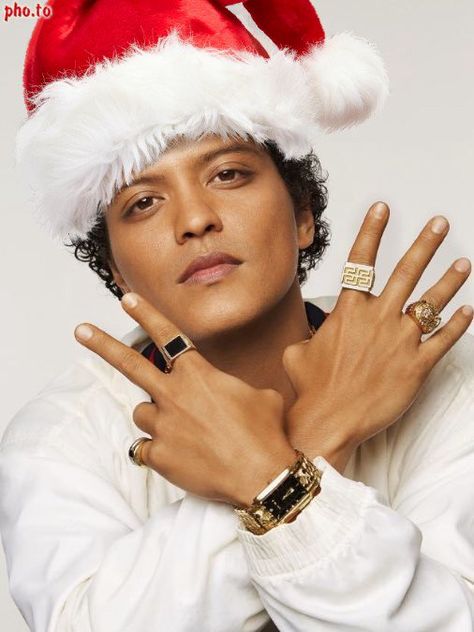 All I  want for Christmas ....... ;) Bruno Mars Christmas, Bruno Mars Cute, Bruno Mars Album, Funny Bruno Mars Pictures, Bruno Mars With Fans, Bruno Mars Singing, Charlie Puth, You're Amazing, Bruno Mars