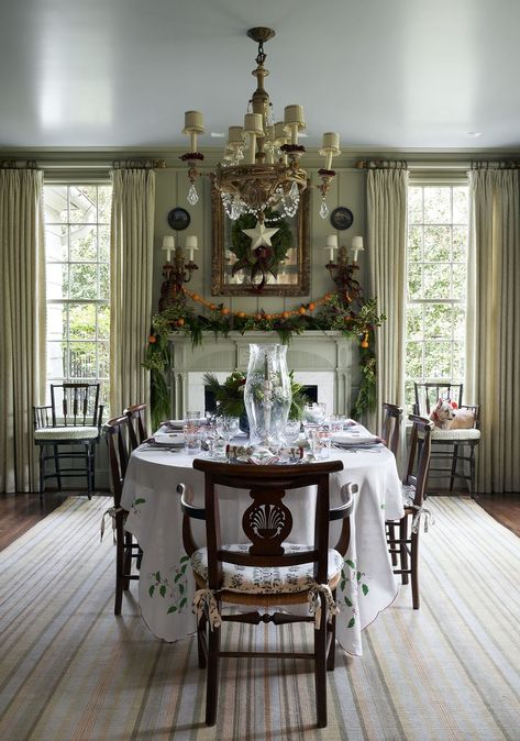 cathy kincaid dining room Traditional Christmas Aesthetic, Cathy Kincaid, Christmas Floral Decor, Christmas Color Palette, Dining Room Interiors, Christmas Mantel Decorations, Christmas Mantels, Christmas Dining, The Dining Room