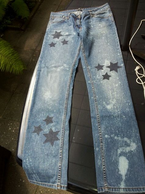 Pimp up your Jeans. Make bleach stains and decorate your Jeans with stars. Very easy to use. Glue for textile. Jeans With Stars On Them, Jeans Dye Ideas, Bleach Star Jeans, Bleach Star Pants, Bleached Star Jeans, Bleach Stained Jeans, Y2k Pants Diy, Decorate Jeans Diy, Jean Painting Ideas Easy