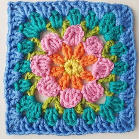 Large Flower Granny Square, 4 Color Granny Square, Retro Flower Granny Square, Granny Square Flower, Crochet Flower Granny Square Pattern, Granny Square Patterns, Crochet Flower Squares, Flower Granny Square, Granny Square Crochet Patterns Free