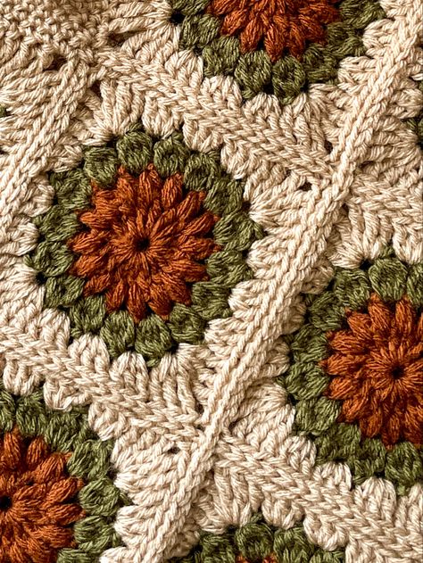 Crochet Bags For Fall, Granny Square Blanket 3 Colors, Beige Granny Square Blanket, Beige Granny Square, Fall Color Granny Squares, Granny Square Crochet Pattern 3 Color, Four Color Granny Square, Granny Flower Square Crochet Pattern, Earthy Granny Square