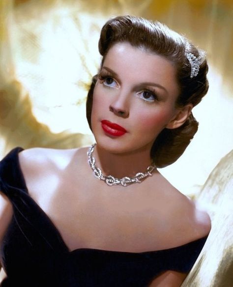 meet the beat of my heart...Judy Garland Harvey Girls, Singer Fashion, Vintage Hollywood Glamour, Classic Movie Stars, Judy Garland, Hollywood Legends, Old Hollywood Glamour, Golden Age Of Hollywood, Vintage Hollywood