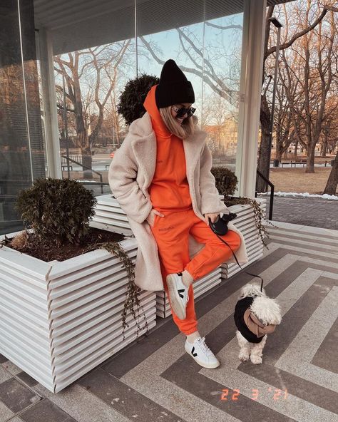 Orange Sweatpants Outfit, Tracksuit Outfit Women Street Styles, Coat And Sneakers, Orange Tracksuit, Tracksuit Outfit Women, Tracksuit Outfit, Best Casual Outfits, Friday Outfit, Hoodie And Sweatpants