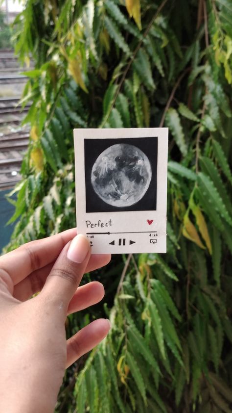 Polaroid Painting For Boyfriend, Polaroid Doodle Drawings, Moon Polaroid Painting, Polaroid Frame Painting, Polaroid Pictures Painting, Simple Polaroid Painting, Song Cards Aesthetic Drawing, Polaroid Picture Painting, Aesthetic Polaroid Pictures To Print