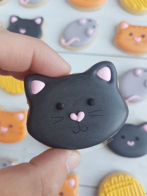 Cat Sugar Cookie Decorated With Royal Icing. Black Cat. Cat Wedding Cookies Decorated, Black Cat Cookies Decorated, Cat Royal Icing Cookies, Cat Sugar Cookies Decorated, Cat Cookies Decorated, Cat Sugar Cookies, Biscuit Icing, Black Cat Cookies, Kitty Cookies