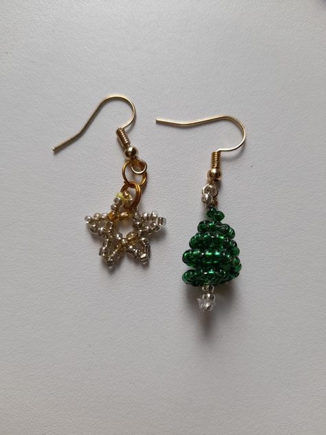 Seed Bead Christmas Tree, Seed Bead Christmas, Bead Christmas Tree, Christmas Jewelry Diy, Earring Inspo, Beaded Stuff, Wire Wrapping Diy, Wire Wrapped Jewelry Diy, Diy Ornaments