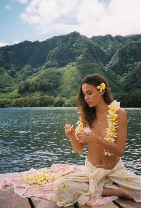 Lei Aesthetic, Hawaii Model, Hawaii Lei Aesthetic, Lei Photoshoot, Oahu Pictures, Hawaiian Life Aesthetic, Oahu Photography, Hawaii Oahu Aesthetic, Lei Hawaii