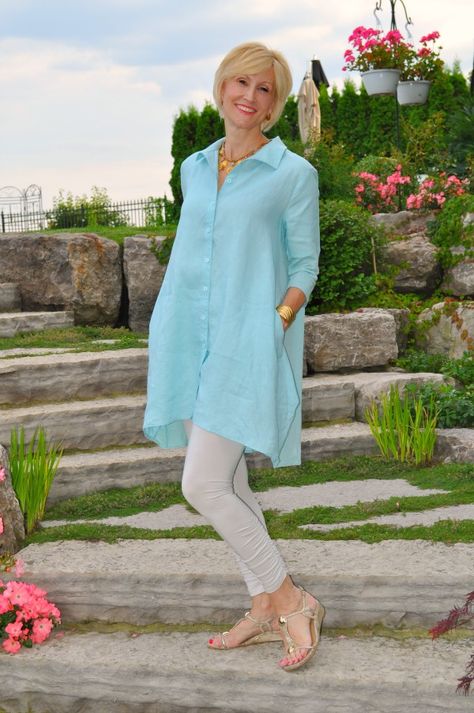 For a look that is soft and sophisticated, I've paired a very chic, oversized linen shirt over a pair of leggings. Simple Casual Outfits, How To Wear Leggings, Salwar Kamiz, Womens Fashion Casual Spring, Womens Fashion Casual Summer, Fashion For Women Over 40, Legging Outfits, Over 50 Womens Fashion, Outfit Trends