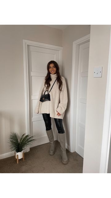 Cream Roll Neck Jumper Outfit, Beige Jumper Outfit, Cream Jumper Outfit, Roll Neck Jumper Outfit, Jumper Outfit Winter, Winter Boots Outfit, Styling Basics, Capsule Wardrobe Style, Micro Influencer