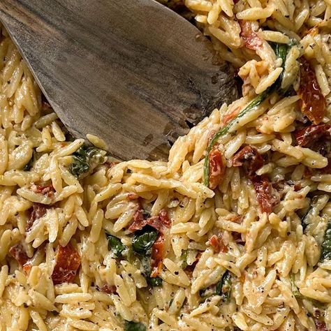 Samantha Montgomery on Instagram: "My Boursin Spinach & Sun-dried Tomato Orzo Bake is one of the easiest dishes you will find on my page! It’s simple, and creamy, and makes for the perfect side or quick weekday meal! Can’t wait for you guys to try this one! . Serves: 4 Ingredients: 2 cups uncooked orzo - I am using: @barillacanada 3 garlic cloves, chopped fine 1 cup jarred sun-dried tomatoes, chopped 2 tbsp sun-dried tomato oil 1 boursin cheese @boursin_canada 4 cups vegetable stock without sa Boursin Spinach, Samantha Montgomery, Orzo Bake, Tomato Oil, Tomato Orzo, Orzo Recipes, Boursin Cheese, Most Viewed, Sun Dried Tomatoes