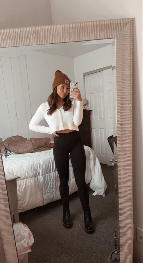 Beenie Outfit Girl, Cute Winter Outfits With Beanies, Cathartic Beanie Outfit, Winter Outfits With Beanies, Beenie Outfit, Outfits With Beanies, White Beanie Outfit, Women Pants Outfit, Beanie Outfit