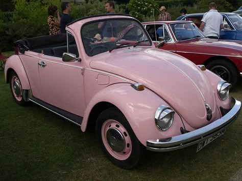 Would love for this to be the "get away" for the wedding but I will let my husband choose the car :) Pink Vw Beetle, Pink Beetle, Van Vw, Carros Vintage, Pink Convertible, Vw Sedan, Vw Vintage, Girly Car, Old Pink