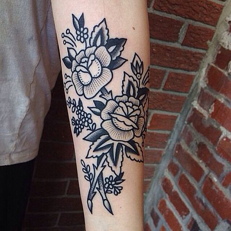 Black & white floral tattoo Traditional Flower Tattoo, Lines Tattoo, Traditional Tattoo Flowers, Tattoo Forearm, Traditional Flower, Black And White Flower, American Traditional Tattoo, Trendy Tattoos, Watercolor Flower