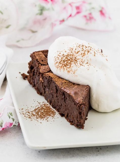 Mexican Hot Chocolate Cake, Hot Chocolate Cake Recipe, Hot Chocolate Cake, Everyday Cakes, Chandelier Cake, Easy Chocolate Desserts, Flourless Cake, Elegant Appetizers, Mexican Recipe