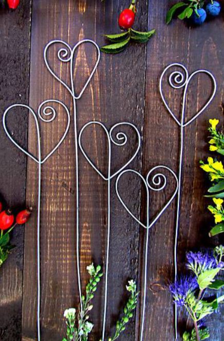 Wire Hearts, Connecting With Nature, Hanger Crafts, Wire Art Sculpture, Wire Flowers, Garden Art Sculptures Diy, Metal Garden Art, Garden Art Projects, Garden Yard Ideas