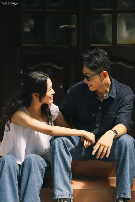 Taiwan Pre Wedding Photoshoot, Candid Couple Photoshoot, Prewed Concept, Wedding Bangs, Pre Wedding Photoshoot Theme, Photoshoot Street, Candid Couple, Korean Couple Photoshoot, Pre Wedding Photoshoot Outfit