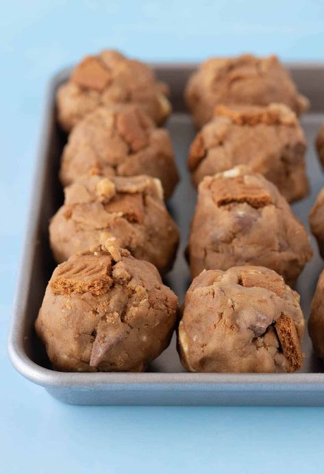 Super thick and chunky Biscoff Cookies made from scratch. These BIG New York style cookies are filled with Biscoff cookie spread, Biscoff cookies, milk chocolate and white chocolate. Recipe from sweetest menu.com #cookies #cookiebutter #chocolate #dessert Biscoff Chunky Cookies, Biscoff Filled Cookies, Big Chunky Cookies, New York Style Cookies, Chunky Cookies Recipes, Thick Cookie Recipe, Thick Cookie Recipes, Ny Style Cookies, Chunky Cookie Recipe