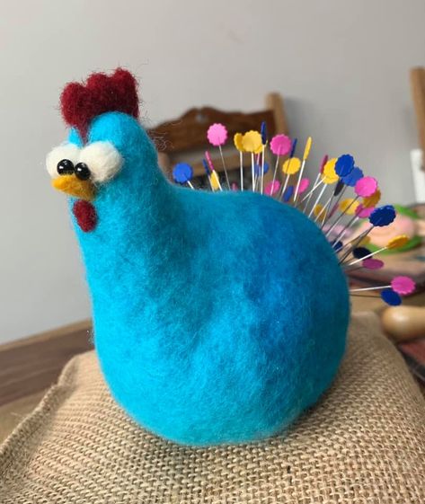 Needle Felted Pin Cushions, Adult Diy Crafts, Felted Chicken, Felt Pin Cushion, Felt Easter Crafts, Felt Pincushions, Felting Diy, Needle Felting Ideas, Vinyl Art Toys