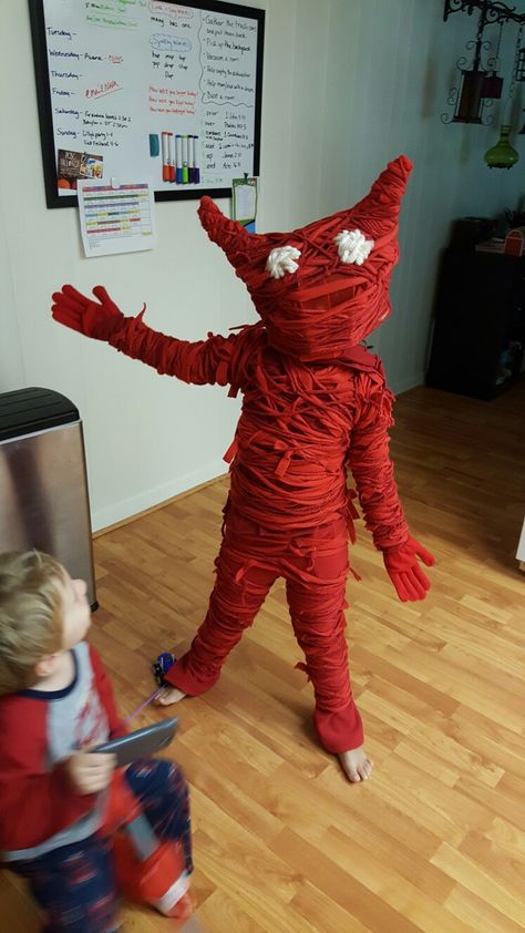 Yarny costume, from the game Unravel. Gamer Halloween Costumes, Video Game Character Costumes, Gamer Costume, Sims Costume, Halloween Costume Videos, Halloween Costume Game, Entertaining Angels, Fun Projects For Kids, Halloween Couple