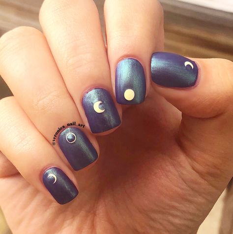 Minimalist matte moon phase nail aet Lunar Nails Design, Solar Eclipse Nails Design, Sun And Moon Nails Simple, Moon Phase Nails Design, Eclipse Nail Art, Phases Of The Moon Nails, Moon Phase Nails Simple, Adventure Nails, Full Moon Nails