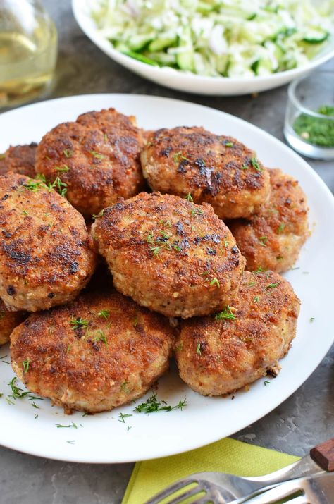 Kotleti Recipe, Beef Croquettes, Chicken And Beef, Russian Dishes, Cutlets Recipes, Russian Food, Rustic Bread, Cold Salad, Chicken Dinners