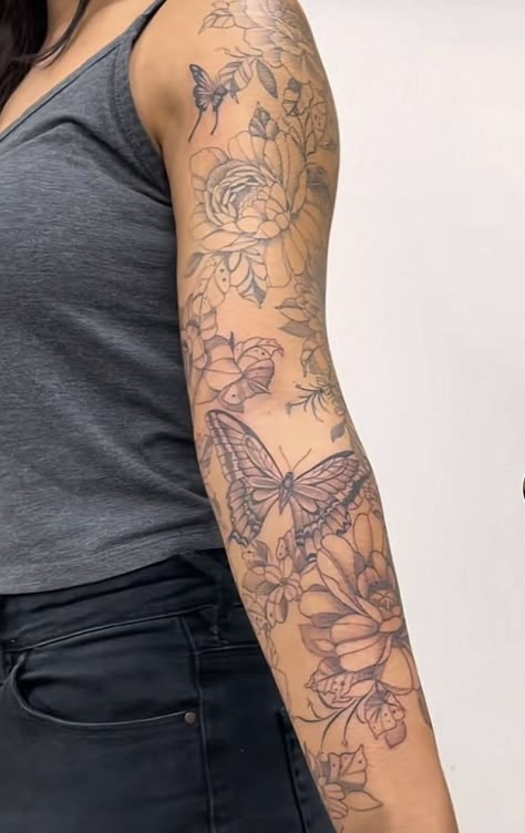 Ma Tattoo, Feminine Tattoo Sleeves, Cool Arm Tattoos, Beautiful Flower Tattoos, Leo Tattoos, Tattoos For Women Half Sleeve, More Feminine, Upper Arm Tattoos, Floral Tattoo Sleeve