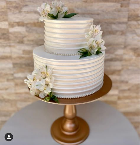 Simple Elegant Wedding Centerpieces, Wedding Cake Simple Elegant, 50th Anniversary Cakes, Wedding Anniversary Cakes, Small Wedding Cakes, Classic Wedding Cake, Gorgeous Wedding Cake, Engagement Cakes, Simple Wedding Cake