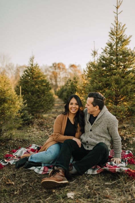 Christmas Husband And Wife Photos, Husband Wife Christmas Pictures, Christmas Tree Farm Photo Shoot Couple Mini Sessions, Couples Christmas Mini Session, Couple Christmas Pictures Poses, Outdoor Christmas Photoshoot Ideas Couple, Christmas Mini Poses Family, Christmas Mini Sessions Couples, Couple Blanket Pictures