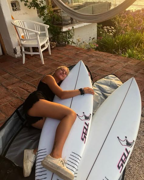 Surf Boards Aesthetic, Surfing Girl Aesthetic, Surf Girl Style, Surfer Vibes, Surfing Aesthetic, Surf Aesthetic, Moving To Hawaii, Surf Vibes, Summer Surf