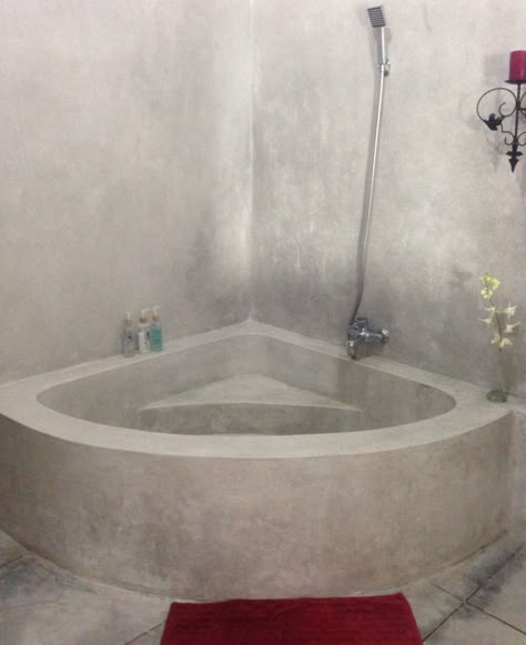 Concrete bath Cement Tub Bathtubs, Micro Cement Bath, Concrete Bath Tub, Cement Bathtub, Small Corner Bath, Polished Concrete Bathroom, Bathtub Makeover, Concrete Bathtub, Concrete Bath