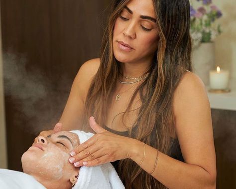 Shani Darden Shares Her Top Winter Skincare Tips for Women Over 40 Celebrity Esthetician, Shani Darden, Chest Wrinkles, Nighttime Skincare Routine, Trending Skincare, Brightening Skincare, Winter Skincare, Natural Skincare Brands, Night Time Skin Care Routine