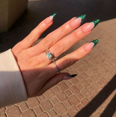 Nail Designs Harry Potter Slytherin, Slytherin Aesthetic Nails Acrylic, Snake Nails Designs Green, Draco Malfoy Inspired Nails, Simple Slytherin Nails, Slithering Nails, Green Fancy Nails, Slytherin Acrylic Nails, Slytherin Nails Aesthetic