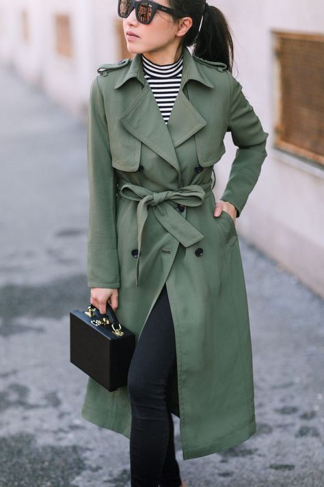 Trench Coat Outfit #trench #coat #trenchcoat #fashionactivation #trenchcoatoutfit #fashiontrends #womanfashion #womanfashionoutfit Olive Trench Coat, Mantel Outfit, Woman Coat, Pijamas Women, Green Trench Coat, Trench Coat Outfit, Fall Outfits For School, Feminine Fashion, Coat Outfit