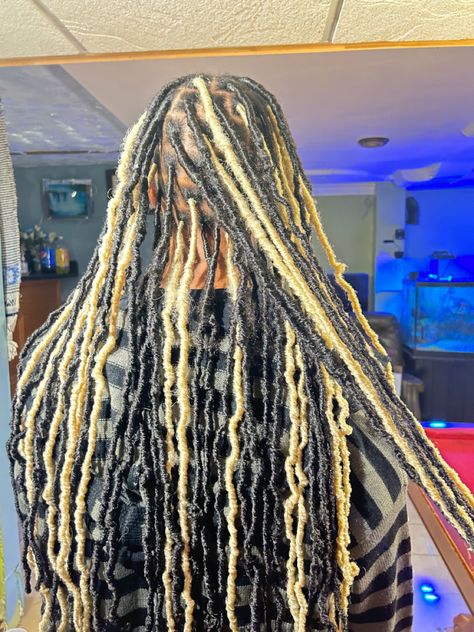 Highlight Soft Locs, Black And White Soft Locs, Soft Locs Blonde And Black, Blonde Soft Locs, Blonde Natural Hair, Blonde High, Blonde Natural, Soft Locs, Butterfly Locs