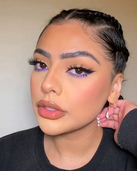 Lavander Makeup Look, Purple Under Eye Makeup, Graduation Make Up Look, Makeup For Purple Outfit, Simple Purple Makeup Looks, Natural Purple Makeup, Makeup Looks For Purple Dress, Simple Purple Eye Makeup, Purple Dress Makeup Ideas