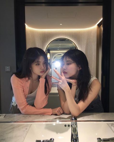 Ulzzang Belajar, Ullzang Bestie, Pp Couple Bestie, Sisters Goals, Ulzzang Korea, Friendship Photoshoot, Korean Best Friends, Korean Ulzzang, Best Friends Shoot