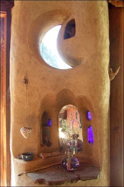 ↢⟐◈⟐↣ Introducing New World's With a Shrug ↢⟐◈⟐↣: Cob Favorites Cob House Library, Cob House Bedroom, Small Cob House, Cob Windows, Cob Sculpture, Cobb Houses, Casa Do Hobbit, Cob Cottage, Earth Ships